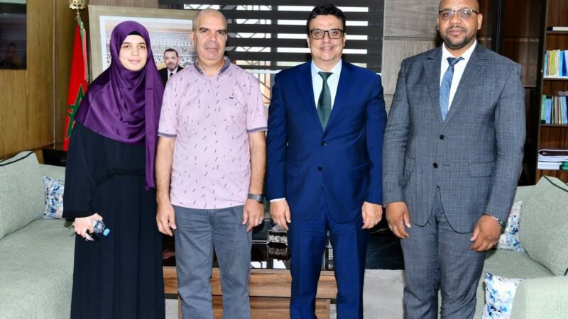 عامل الرحامنة يحتفي بالتلميذة الحاصلة على أعلى معدل بكالوريا