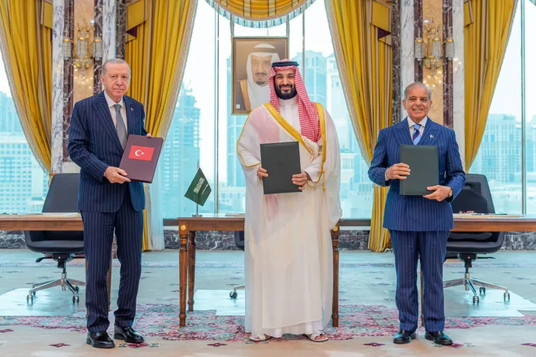 ترامب يرحب بالاتفاق الدفاعي بين السعودية وتركيا وباكستان