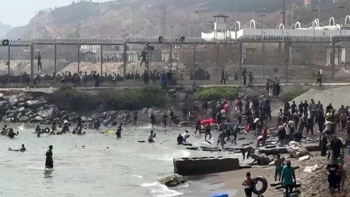 تقرير: إسبانيا لم تستجب لتحذيرات من تدفق المهاجرين نحو سبتة