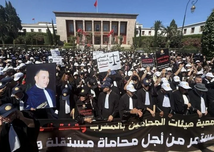 المحامون يعلقون مؤقتا الإضراب