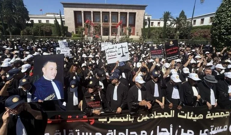 المحامون يعلقون مؤقتا الإضراب