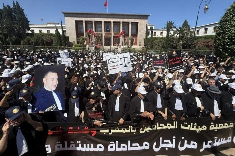 المحامون يعلقون مؤقتا الإضراب