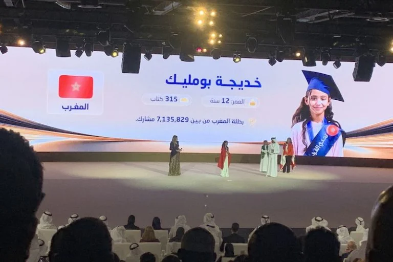 حاكم دبي يتوج التلميذة الرحمانية خديجة بومليك في تحدي القراءة العربي