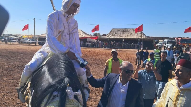 عامل قلعة السراغنة يزور موسم “رجال البلاد” بجماعة أولاد الشرقي