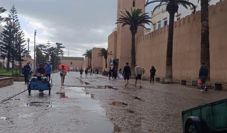 طقس السبت..زخات رعدية ورياح