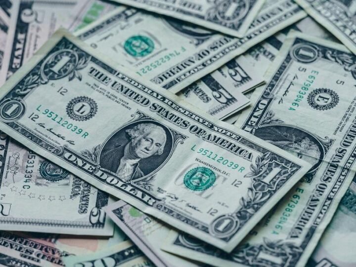 الدولار يتراجع إلى أدنى مستوى خلال 3 أسابيع