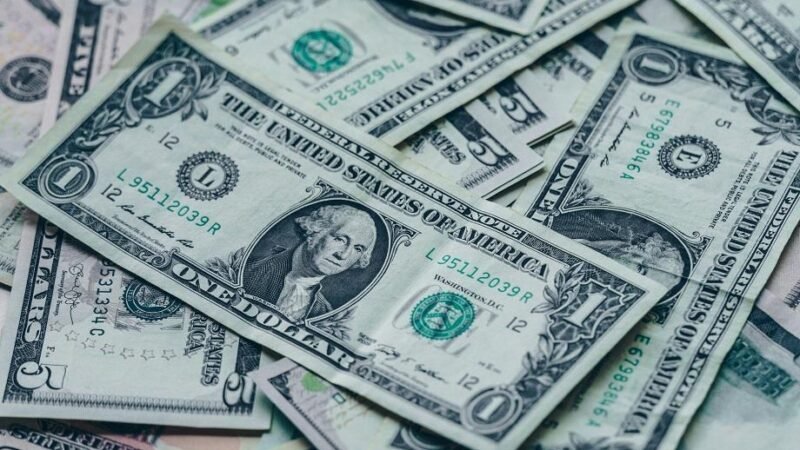 الدولار يتراجع إلى أدنى مستوى خلال 3 أسابيع