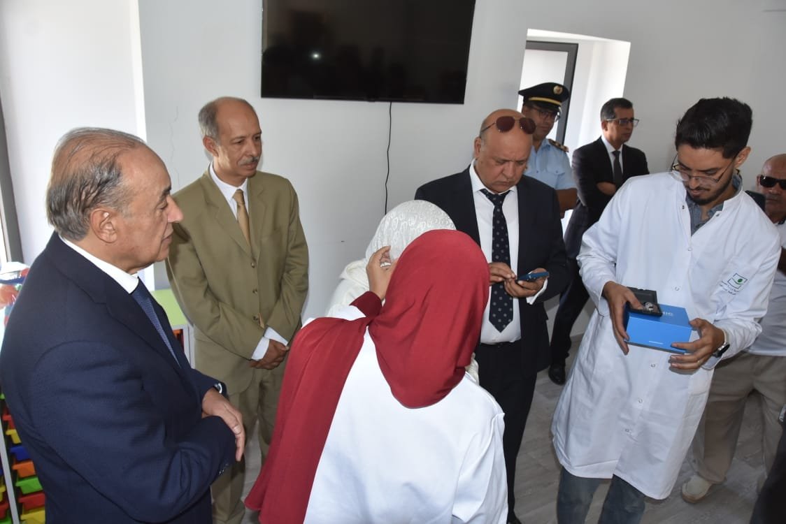العامل اليزيدي يوزع آلات تصحيح السمع بقلعة السراغنة