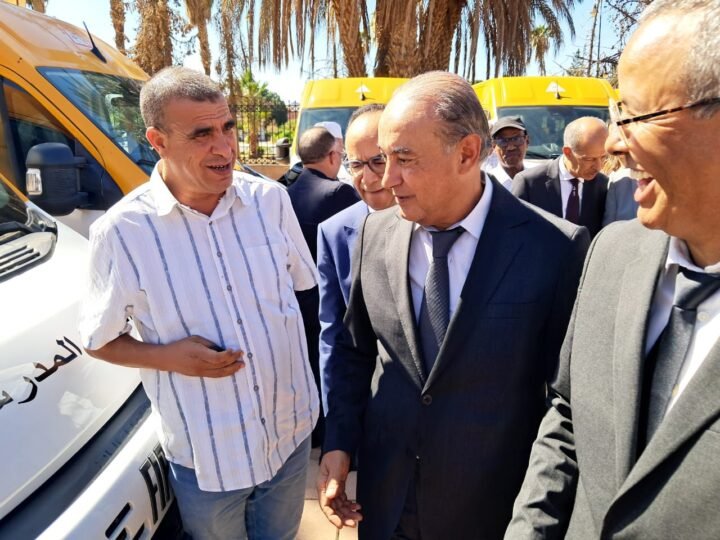 العامل اليزيدي يوزع 38 حافلة للنقل المدرسي بقلعة السراغنة