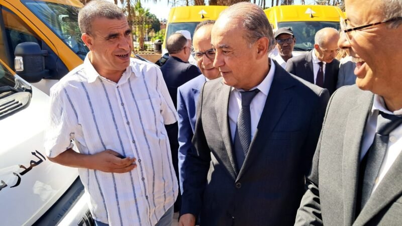 العامل اليزيدي يوزع 38 حافلة للنقل المدرسي بقلعة السراغنة