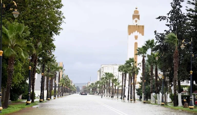 طقس الإثنين..زخات رعدية وثلوج فوق الأطلس الكبير