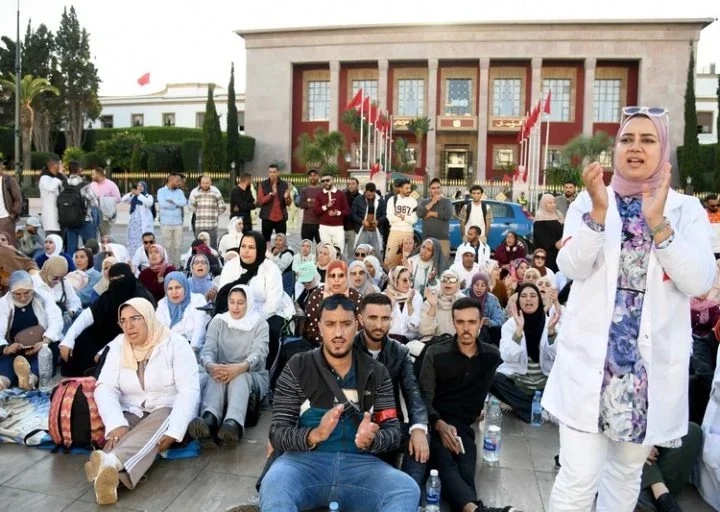 أساتذة التعليم الأولي يحتجون أمام البرلمان للمطالبة بالإدماج في الوظيفة العمومية