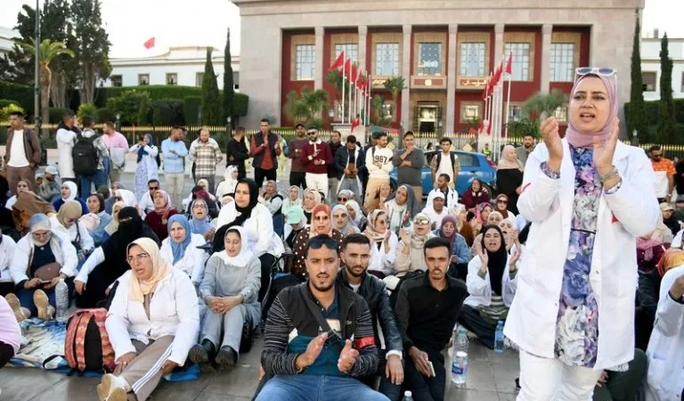 أساتذة التعليم الأولي يحتجون أمام البرلمان للمطالبة بالإدماج في الوظيفة العمومية