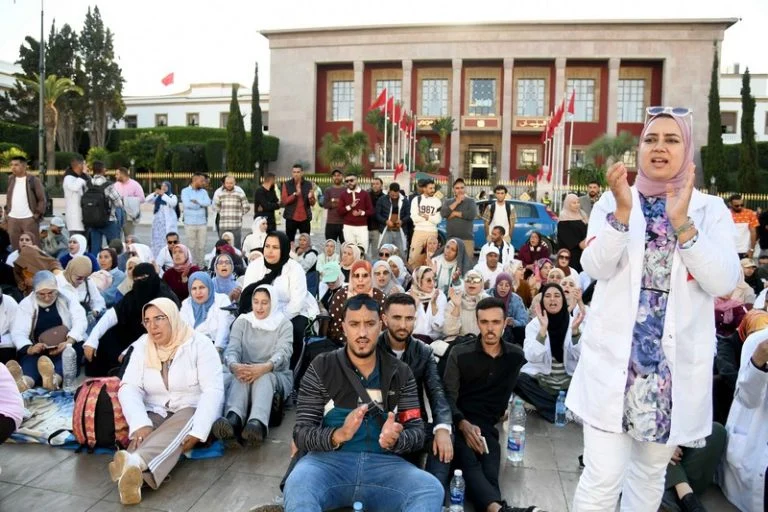 أساتذة التعليم الأولي يحتجون أمام البرلمان للمطالبة بالإدماج في الوظيفة العمومية