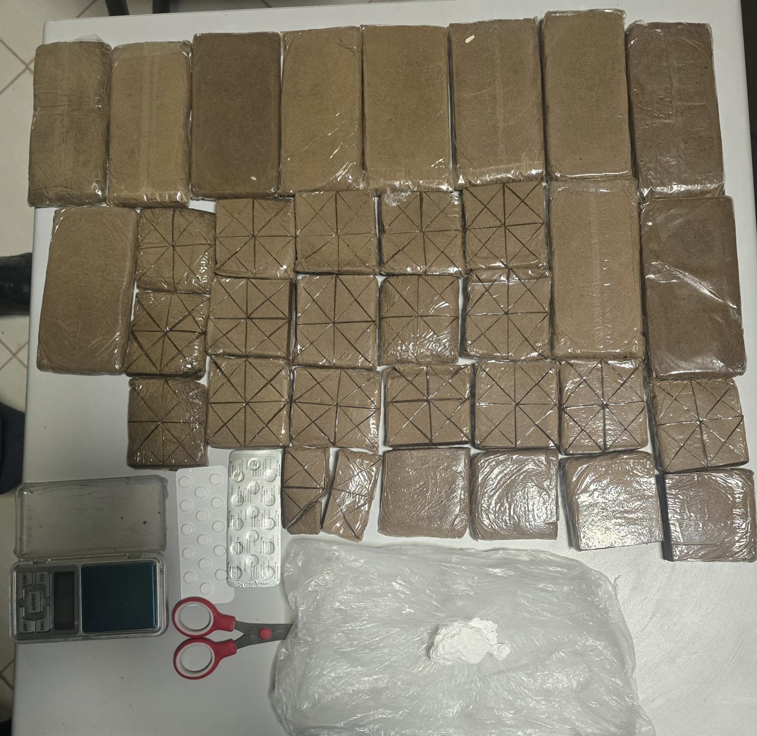 حجز كوكايين وحشيش خلال توقيف مروّجَي مخدرات بالرحامنة