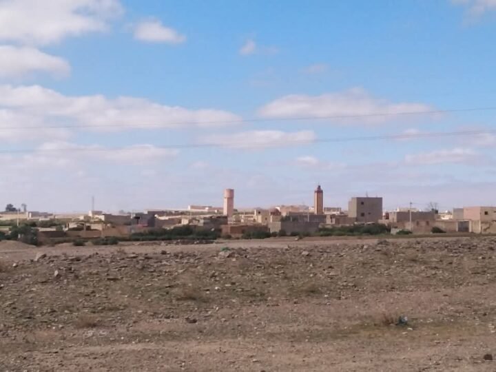 الرحامنة..ملعب ينتظر التنفيذ وتجهيزات حبيسة الجدران بجماعة أولاد حسون