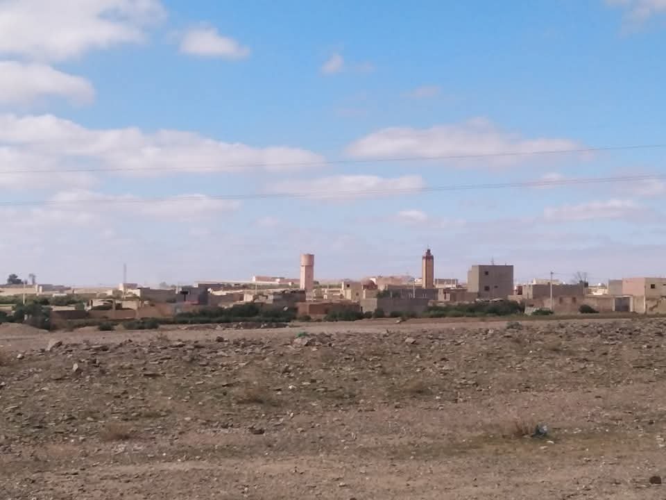 الرحامنة..ملعب ينتظر التنفيذ وتجهيزات حبيسة الجدران بجماعة أولاد حسون
